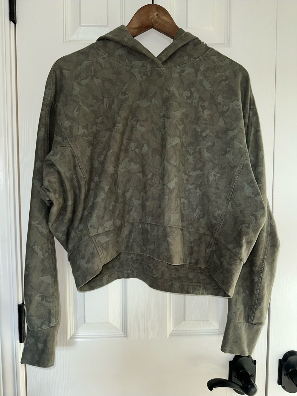 Athleta Farallon Printed Crop Hoodie Olive Green Camo Pattern Size Medium